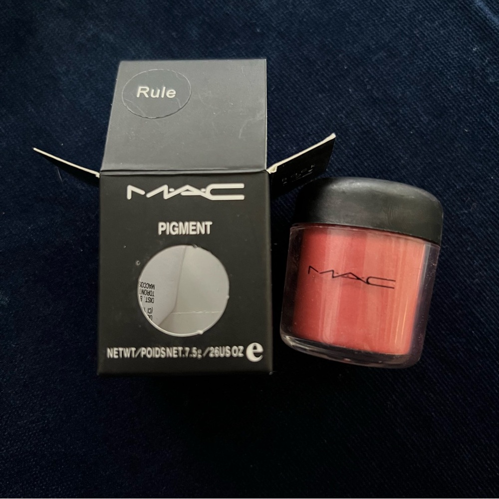 MAC cosmetics - RULE eyeshadow pigment